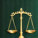 Icona stilizzata di una bilancia dorata su sfondo verde scuro