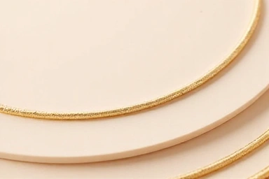 Sfondo pulito e minimalista con linee dorate, rappresentante il pacchetto base